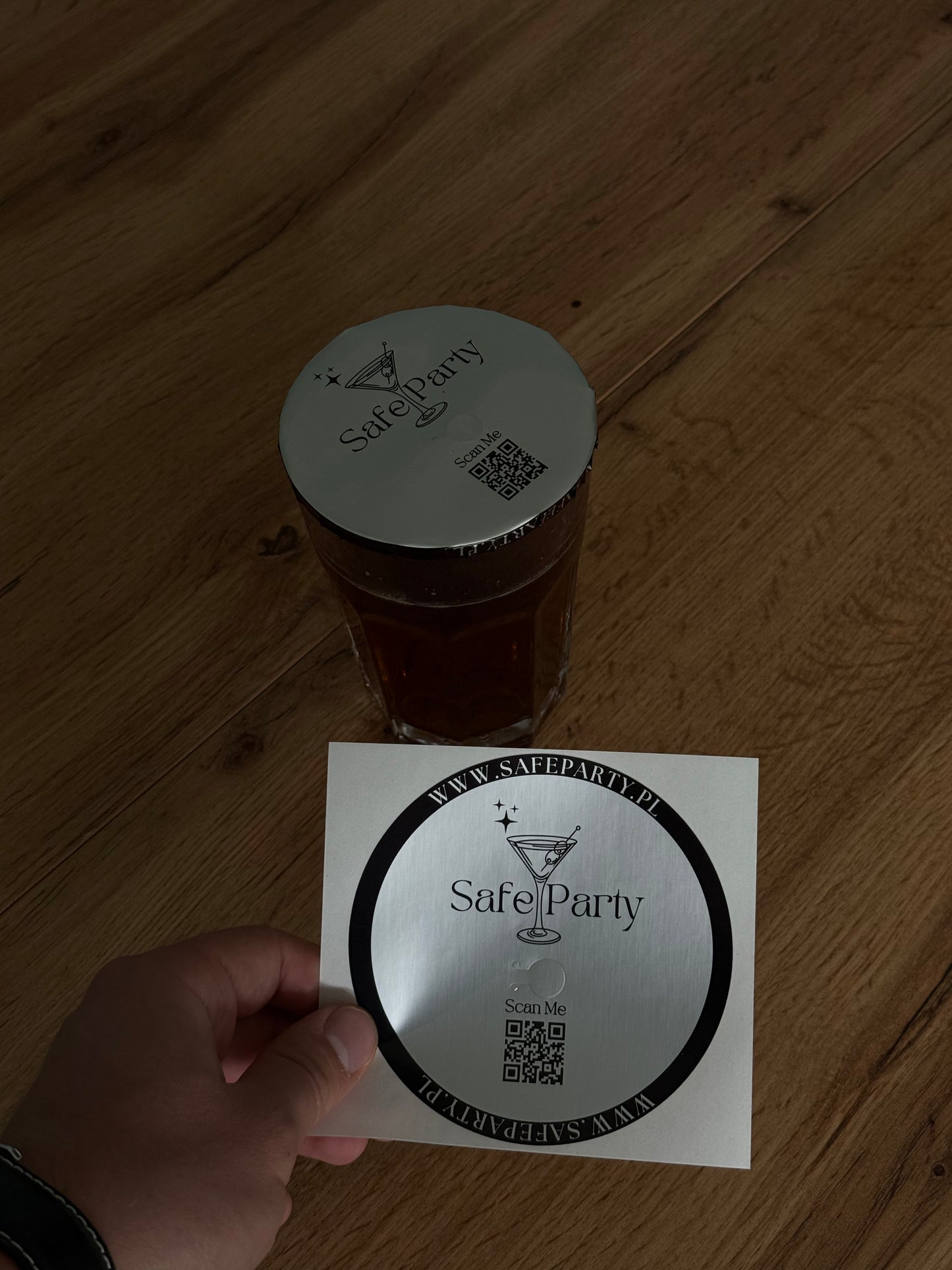 Jednorazowa naklejka chroniąca drink